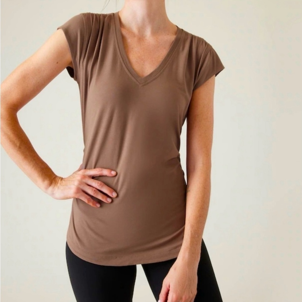 NWT Gorgeous Athleta Outbound Ruched V-Neck Tee
